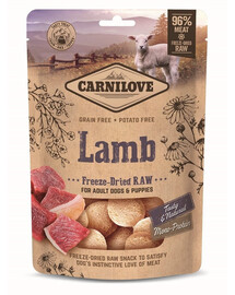 CARNILOVE Raw Freeze-dried Snack Lamb 60g Lyofilizované kousky jehněčího masa pro štěňata a dospělé psy